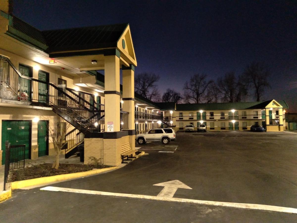 Super 8 By Wyndham Columbia Motel Екстериор снимка